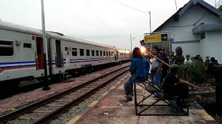 Hanya 8 Detik! KA Argo Wilis melesat kencang di Stasiun Walikukun