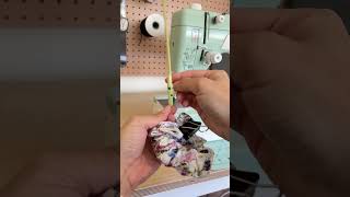 Sewing a feminine floral scrunchie for spring #diy #sewingmachine