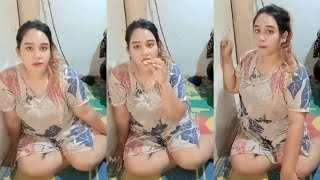 Bunda cantik duduk manis makan roti