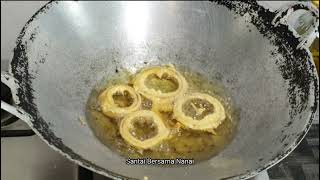 Gegelang bawang goreng diatas patty burger (Fried onion rings on patty burger)