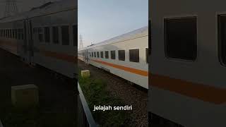 Kereta Api Lokal Bandung Racaekek berhenti di Stasiun Cimekar dekat stadion GBLA dan Masjid AlJabbar