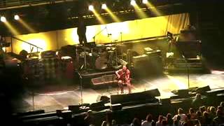 Pearl Jam Live-Lukin w strings"10-31-09.Philly"