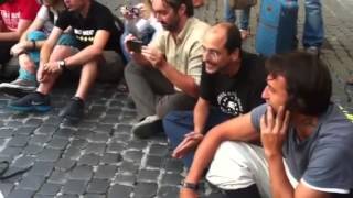 Il M5S seduto in piazza