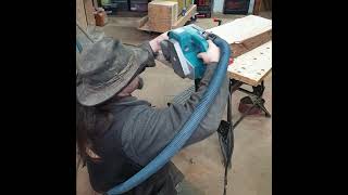 Rounding a rustic live edge bench using my Makita 9401 belt sander. #Woodworking #Makita