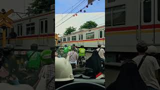 Perlintasan Kereta Api Bojong Raya | Rawa Buaya Jakarta Barat | KRL Tangerang - Jakarta Melintas