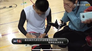 Kris Wu kneels to sign an autograph for the disabled fan 吴亦凡为残疾粉丝签名