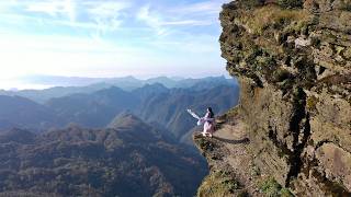 重庆大山上发现一绝壁古栈道，竟悬挂在千米高的山腰上，真是太惊险了｜The thousand-meter-high ancient plank road is so thrilling