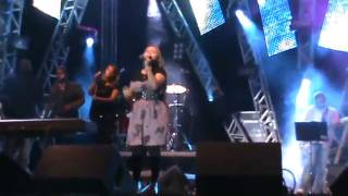 Bruna Karla - Sou Humano - Louvorzão 93 2011. Eu Fui!!!.flv