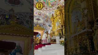 Su Santidad el Papa Pedro III celebrando la Santa Misa.