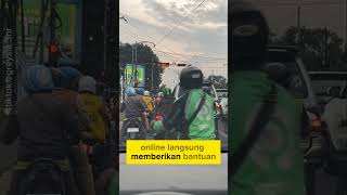 Driver ojek online kasi bantuan kepengendara yang tidak memakai helm saat razia