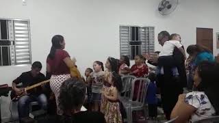 Minhas netinhas Becha e Julia louvando a Deus na Igreja Assembleia de Deus Jardim Paulista 03