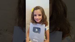 CHEGOU A PLACA DE 100 MIL INSCRITOS! - A Babi ganhou a placa do Youtube! #shorts #youtube