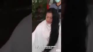 Ibu ini memotong rambut nya untuk pak jokowi, untuk menepati janji nya