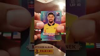 Abriendo sobres de estampas del álbum panini del mundial de qatar 2022