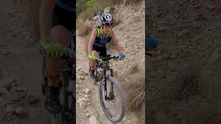 Ascenso técnico del Martillo sin poner pie a tierra en la Sierra de la Navela en ciclismo de montaña