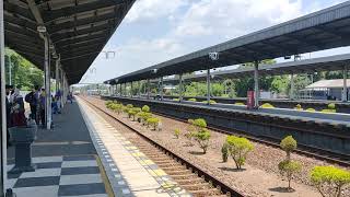 KA Taksaka masuk peron Jalur 2 Stasiun Cirebon || #Shorts