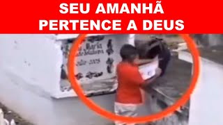 CENA EMOCIONANTE: PEQUENINO FOI MOSTRAR AS NOTAS DA ESCOLA NO TÚMULO DA MÃE.