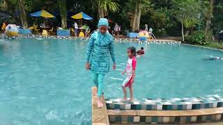 Alike Arumi bermain air di jungel waterpark bogor