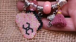 Bracciali con charms pendenti e "Borsettine" realizzate interamente a mano