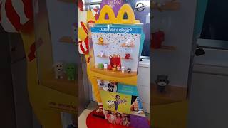 Aparador con juguetes de Adopt Me Roblox Cajita Feliz de McDonald's - Diciembre 2023