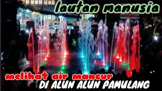 lautan manusia di alun alun pamulang menyaksikan air mancur, mandi di air mancur | MALIKA AT