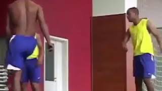 Ranaldinho robinho e roberto carlos muita abilidade.