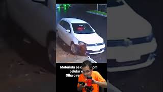 Homem distraído bate carro.