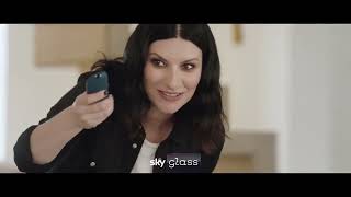 [2022] Laura Pausini è la brand ambassador per il lancio di Sky Glass