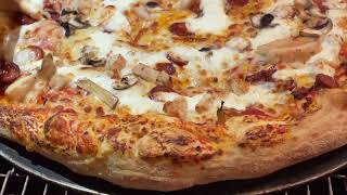 L’art de la pizza #pizza sauce tomate merguez poulet champignons et crème fraîche par dessus .