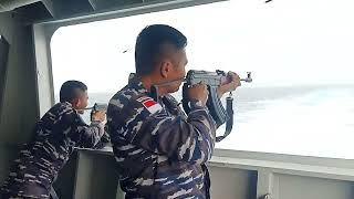 Latihan penembakan Ak 47 di laut#tni #alutsista #laut