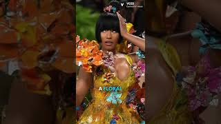 Nicki Minaj transformed into a floral sculpture at the Metgala 💃🌷🌷❤️