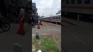 Mengabadikan KA Commuter Line dgn KA Papandayan di JPL 19 Mandalagiri Garut kota (2)