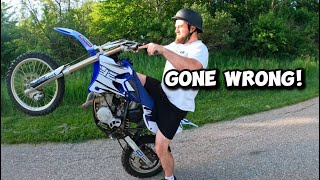 TEACHING MY FRIEND HOW TO WHEELIE A YZ85 2 STROKE !