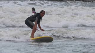 Elaine no primeiro surf da vida