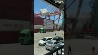 💥⚓️ Une grue s'effondre dans un port à Taiwan