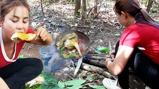 Survival Skill by Making Chicken Trap, Cooking and eating delicious in raining forest