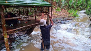 solo camping hujan deras tiba2 air meluap sangat deras disaat membangun rumah