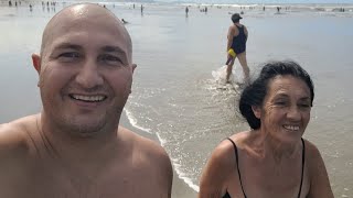 Caminhada na praia com minha mãe no sol. fizemos 4 horas de caminhada.4k UHD. Assustando minha mãe.