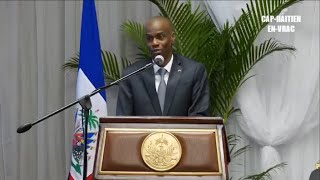 Prezidan Jovenel Moïse ap simaye kredi agrikòl bay yon dividal peyizan nan vale Latibonit lan.