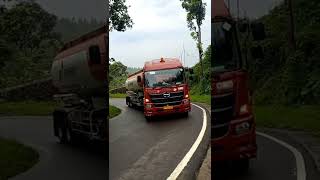 SATU TRUK PERTAMINA LAWAN DUA TRUK MUAT TEBU