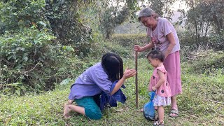 Unconditional love: Grandparents and abandoned child given to mother -  Secret to catch loach fish