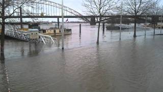 Hoog water Waal Nijmegen gefilmd vanaf loopbrug naar pannenkoekenboot