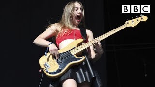 Haim performs Fleetwood Mac's "Oh Well" live at T in the Park - BBC