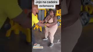 Jojo Todynho sofrendo na cadeira extensora