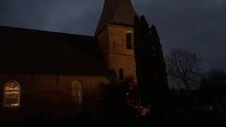 Das Vollgeläut der evangelischen St. Jakobikirche im Wilhelmshavener Stadtteil Neuende.