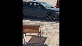 Riccione pazzo entra in macchina in spiaggia !!