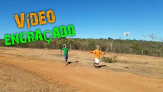 Seu Mané e seu Antônio com medo do drone pensando que é um besouro