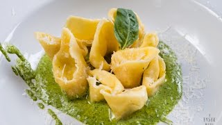 Tortellinis rellenos de queso y pera con pesto