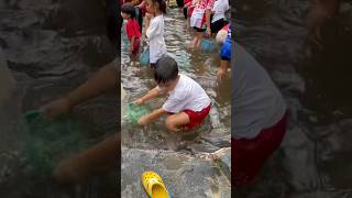 MENANGKAP IKAN DI SUNGAI