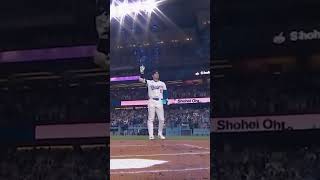 Shohei Ohtani gets a standing ovation as he returns home after his historic 50/50 accomplishment ⭐️